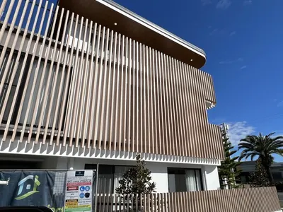 Woodonali woodgrain aluminium on a building facade — Facades project