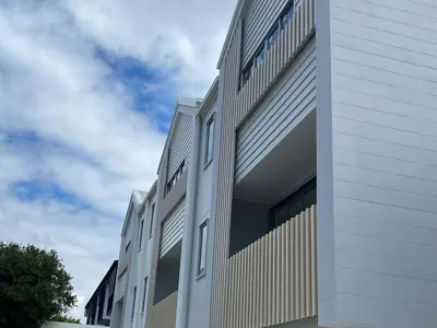 Woodonali woodgrain aluminium on a building facade — Facades project