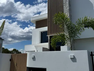 Woodonali woodgrain aluminium as fence and gate infill — Fences & Gates project