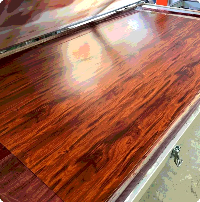 Solid aluminium sheet with a woodgrain finish on a factory finishing line