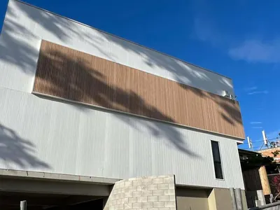 Woodonali woodgrain aluminium on a building facade — Facades project